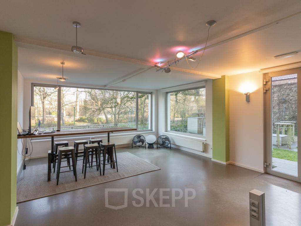 Geniet van de binnentuin en de 2 delen van het kantoor aan Hanswijkstraat 51.