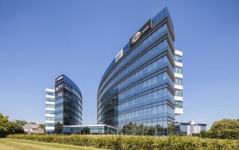 Modern kantoorgebouw met glasgevels, gelegen aan de Korte Keppestraat 19 in Aalst, perfect voor wie kantoorruimte te huur zoekt.