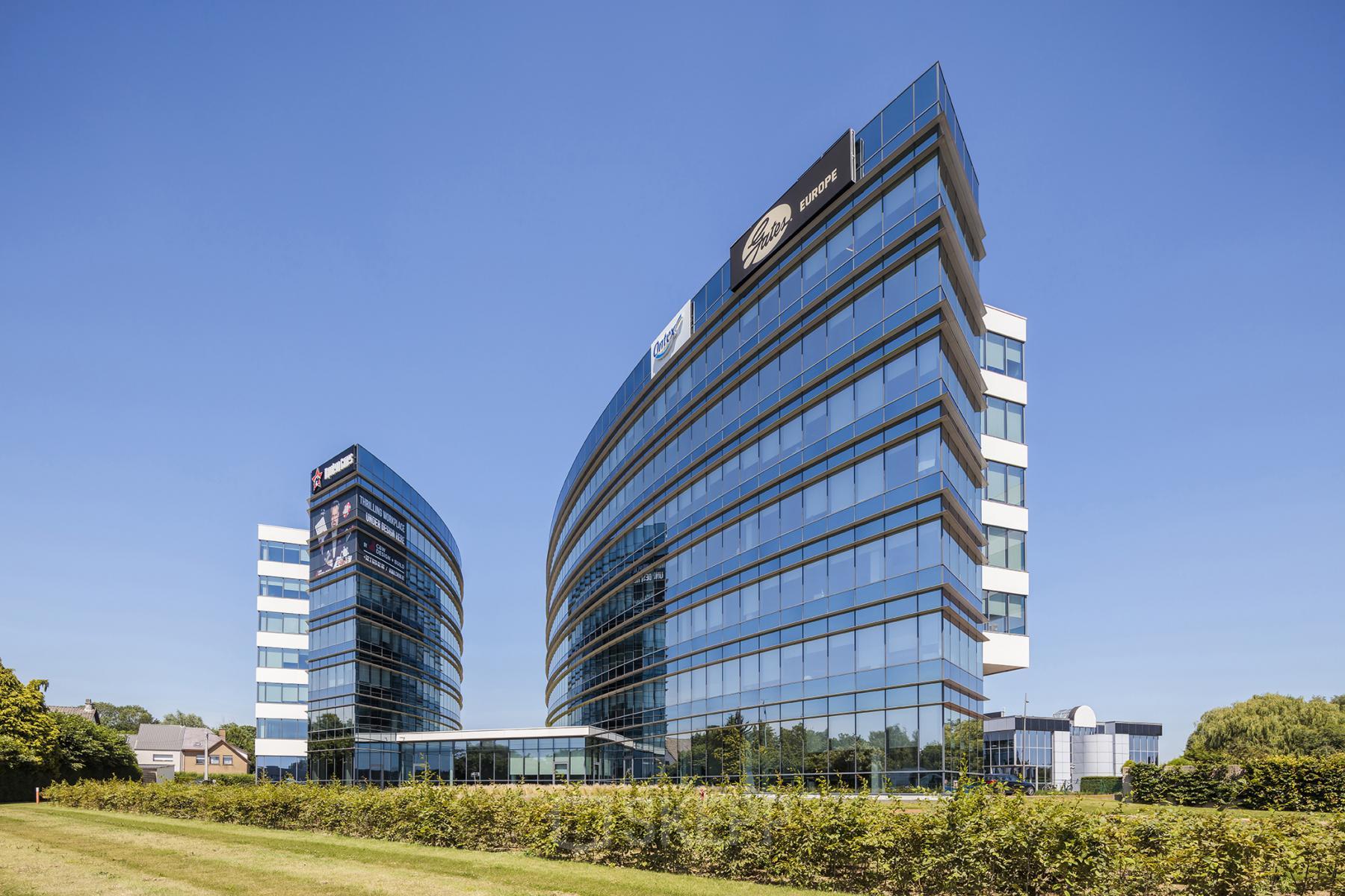 Modern kantoorgebouw met glasgevels, gelegen aan de Korte Keppestraat 19 in Aalst, perfect voor wie kantoorruimte te huur zoekt.