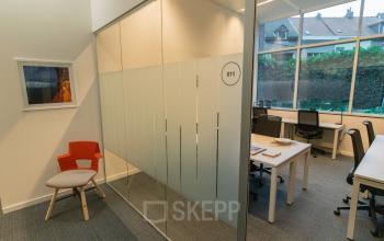 Kantoorruimte te huur aan Uitbreidingstraat 84, Antwerpen Berchem. Moderne meubelen, ruime werkplekken, glaswanden en veel natuurlijk licht.