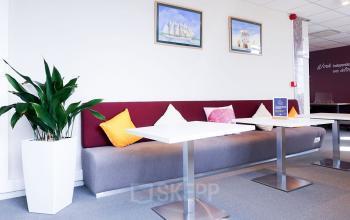 Gezellige kantoorruimte te huur op De Keyserlei 58-60 in Antwerpen Centrum, met moderne inrichting en kleurrijke kussens.