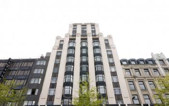 Gevel van kantoorpand aan De Keyserlei 58-60 in Antwerpen Centrum met art-deco elementen, beschikbaar voor kantoorruimte te huur.