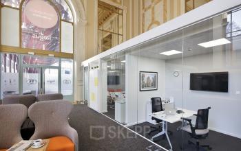 Moderne kantoorruimte te huur in Antwerpen Centrum, Pelikaanstraat 3, met glazen wanden, stijlvolle inrichting, en flexibele werkplekken voor zakelijke activiteiten.