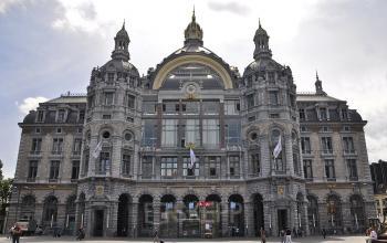 Statig gebouw op Pelikaanstraat 3 in Antwerpen Centrum, perfect als kantoorruimte te huur.