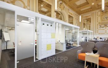 Stijlvolle kantoorruimte te huur op Pelikaanstraat 3, Antwerpen Centrum, met moderne meubels en elegant design voor optimale zakelijke activiteiten.