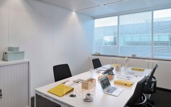 Stijlvolle kantoorruimte te huur in Antwerpen Centrum met ruime werkplek, vergadertafel en veel lichtinval. Ideaal voor wie op zoek is naar kantoorruimte huren op Lange Lozanastraat 142.