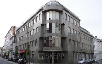 Modern kantoorgebouw op Lange Lozanastraat 142 in Antwerpen Centrum, biedt kantoorruimte te huur met een eigentijdse uitstraling, ideaal voor zakelijke professionals.