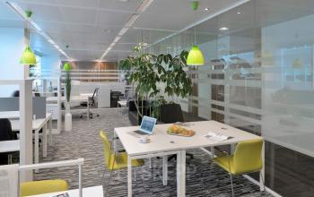 Moderne kantoorruimte te huur op Lange Lozanastraat 142 in Antwerpen Centrum met glazen wanden, fraaie verlichting en comfortabele meubels. Perfect om rustig te werken en te vergaderen.