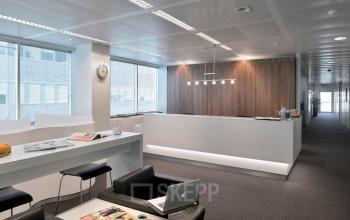 Moderne kantoorruimte te huur op Lange Lozanastraat 142, Antwerpen Centrum, met een strak ingericht interieur en zithoek. Kantoorruimte is gemeubileerd en klaar voor gebruik.