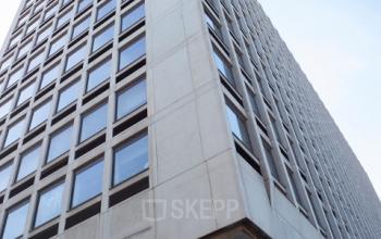 Voorzijde van het kantoorpand