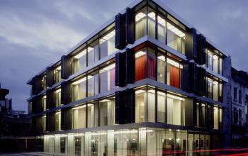 Modern kantoorpand aan de Lange Winkelhaakstraat 26 in Antwerpen Centrum, kantoorruimte te huur met veel glas en verlichting.