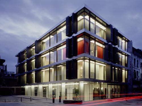 Modern kantoorpand aan de Lange Winkelhaakstraat 26 in Antwerpen Centrum, kantoorruimte te huur met veel glas en verlichting.