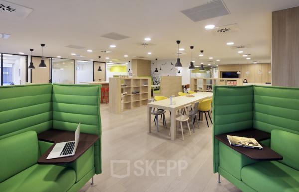 Moderne kantoorruimte te huur op Noorderlaan 147 in Antwerpen Merksem, met groene zitbanken, tafels en stoelen. Gezellig ingericht voor zakelijke activiteiten en ideaal voor bedrijfsmensen.