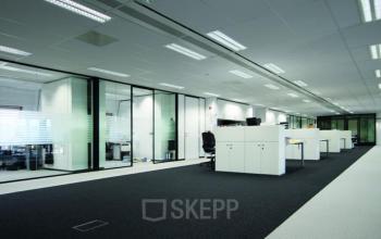 Moderne kantoorruimte te huur op Brusselstraat 59, Antwerpen Sint-Andries met glazen scheidingswanden, werkplekken en bureaus.