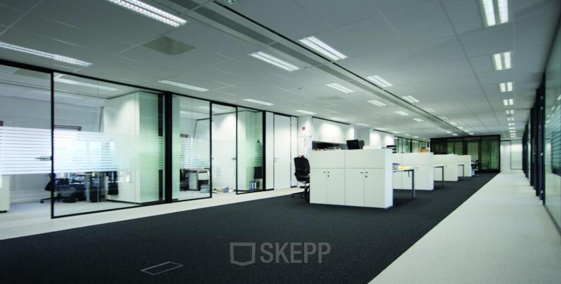 Moderne kantoorruimte te huur op Brusselstraat 59, Antwerpen Sint-Andries met glazen scheidingswanden, werkplekken en bureaus.