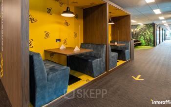 Moderne kantoorruimte te huur in Nijverheidsstraat 70, Antwerpen Wommelgem, met comfortabele zithoeken en gele accenten.