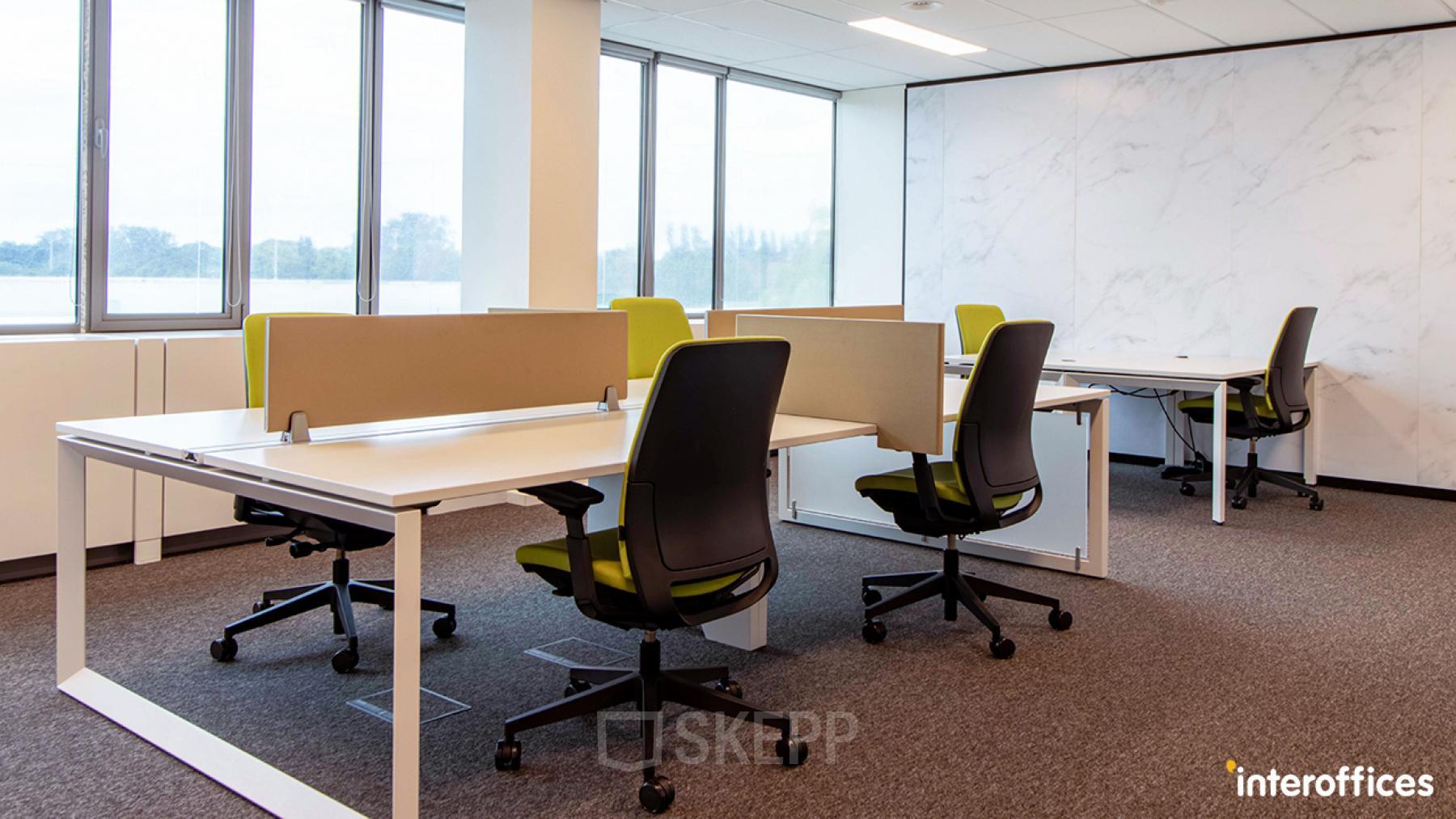 Kantoorruimte te huur aan de Nijverheidsstraat 70 in Antwerpen Wommelgem, modern ingericht met veel natuurlijk licht en ergonomische bureaustoelen.