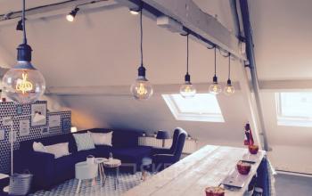 Lampen boven de bureaus