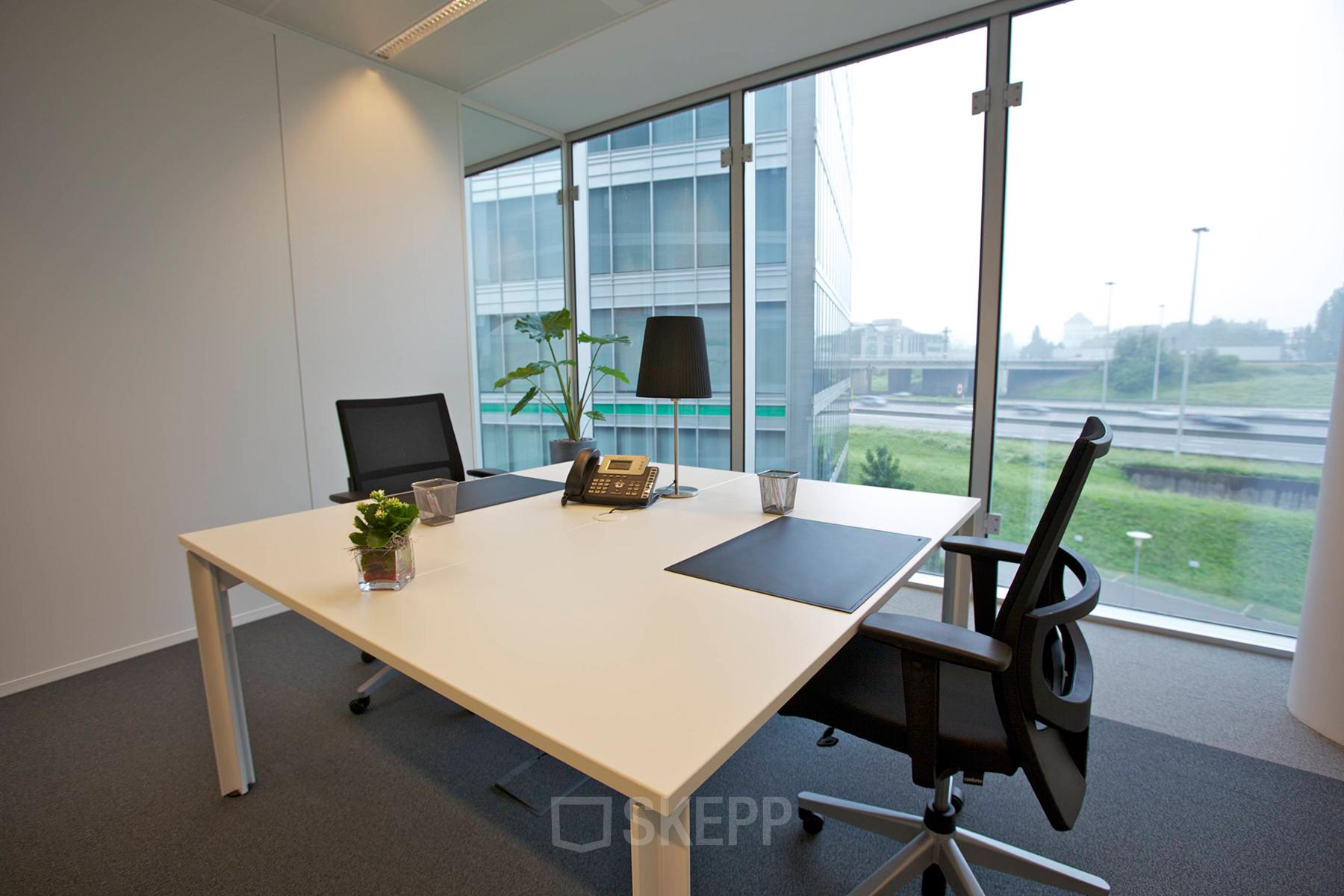 kantoorruimte brussel kantoorunit meubilair uitzicht stoel bureau