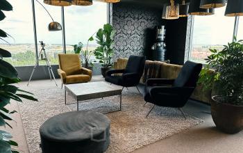 Kantoor te huur op Leonardo Da Vincilaan 19, Brussel Airport, Brussel. Gemeubileerde lounge ruimte met comfortabele stoelen, een salontafel en planten.