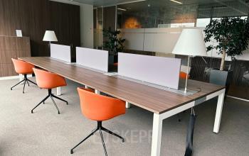 Kantoorruimte te huur in Brussel Airport, Leonardo Da Vincilaan 19, open werkruimte met moderne oranje stoelen en lange werktafel.