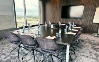 Vergaderruimte met modern interieur, grote tafel en comfortabele stoelen op kantoor te huur aan Leonardo Da Vincilaan 19, Brussel Airport, Brussel.