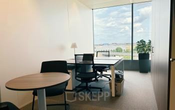 Kantoorruimte te huur in Brussel Airport, Leonardo Da Vincilaan 19, met uitzicht op de stad en een moderne inrichting.