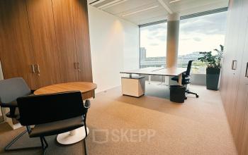 Kantoorruimte te huur op Leonardo Da Vincilaan 19, Brussel Airport. Moderne, lichte ruimte met grote ramen, voorzien van een bureau, stoelen en opbergruimte. Ideaal voor zakelijke professionals.