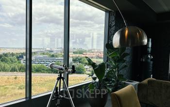 Gezellige kantoorruimte te huur op Leonardo Da Vincilaan 19, Brussel Airport, Brussel, met grote ramen die uitzicht bieden op een groen landschap.