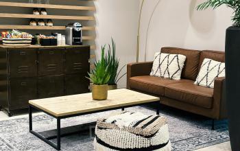 Kantoorruimte te huur op Leonardo Da Vincilaan 19 in Brussel Airport, Brussel, met een stijlvolle lounge voorzien van een comfortabele bank, salontafel, en diverse planten.
