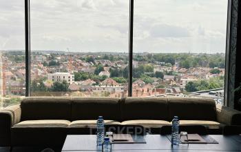 Vergaderruimte met glazen wand en uitzicht op Brussel vanaf Leonardo Da Vincilaan 19, Brussel Airport, te huur.