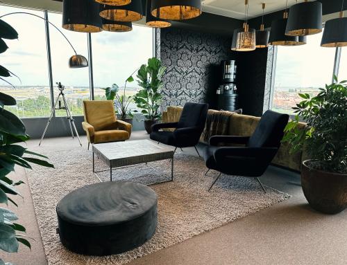 Kantoor te huur op Leonardo Da Vincilaan 19, Brussel Airport, Brussel. Gemeubileerde lounge ruimte met comfortabele stoelen, een salontafel en planten.