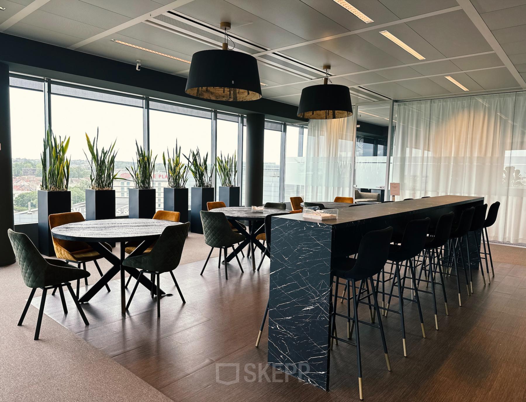 Koop of huur luxe kantoorruimte op Leonardo Da Vincilaan 19, Brussel Airport, met een lange tafel en hoge stoelen, ruime ramen en planten.