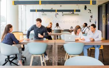 Kantoorruimte te huur in Brussel Airport, Davincilaan 1 1, met medewerkers bezig aan vergadertafels in een moderne, lichte werkomgeving.