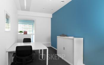 Moderne kantoorruimte te huur op Koloniënstraat 11, Brussel Centrum, voorzien van bureaus en opbergruimte.