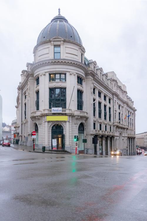 Kantoorruimte te huur aan Koloniënstraat / Rue des Colonies 11 in Brussel Centrum, met een iconische gevel en opvallende koepelstructuur.
