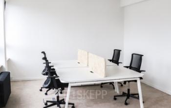 Functionele kantoorruimte te huur op Rue du Congres 37 in Brussel, ingericht met moderne bureaus en stoelen voor een efficiënte werkomgeving.