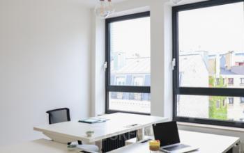 Heldere kantoorruimte te huur aan de Rue du Congres 37 in Brussel met grote ramen, moderne meubels en minimalistische inrichting.