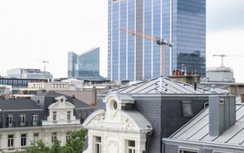 Uitzicht op de stad Brussel vanaf Rue du Congres 37, met historische gebouwen en moderne kantoorgebouwen in de achtergrond.