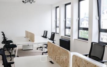 Lichte kantoorruimte te huur op Rue du Congres 37, Brussel, met moderne bureaus en ergonomische stoelen, klaar voor gebruik.