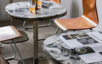 Kantoorruimte te huur op Rue du Congres 37, Brussel met moderne tafels en stoelen, ideaal voor zakelijke bijeenkomsten.