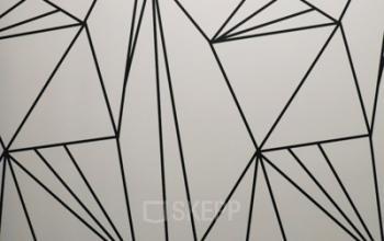 Wand in kantoorruimte te huur op Rue du Congres 37, Brussel met modern geometrisch zwart-wit patroon.