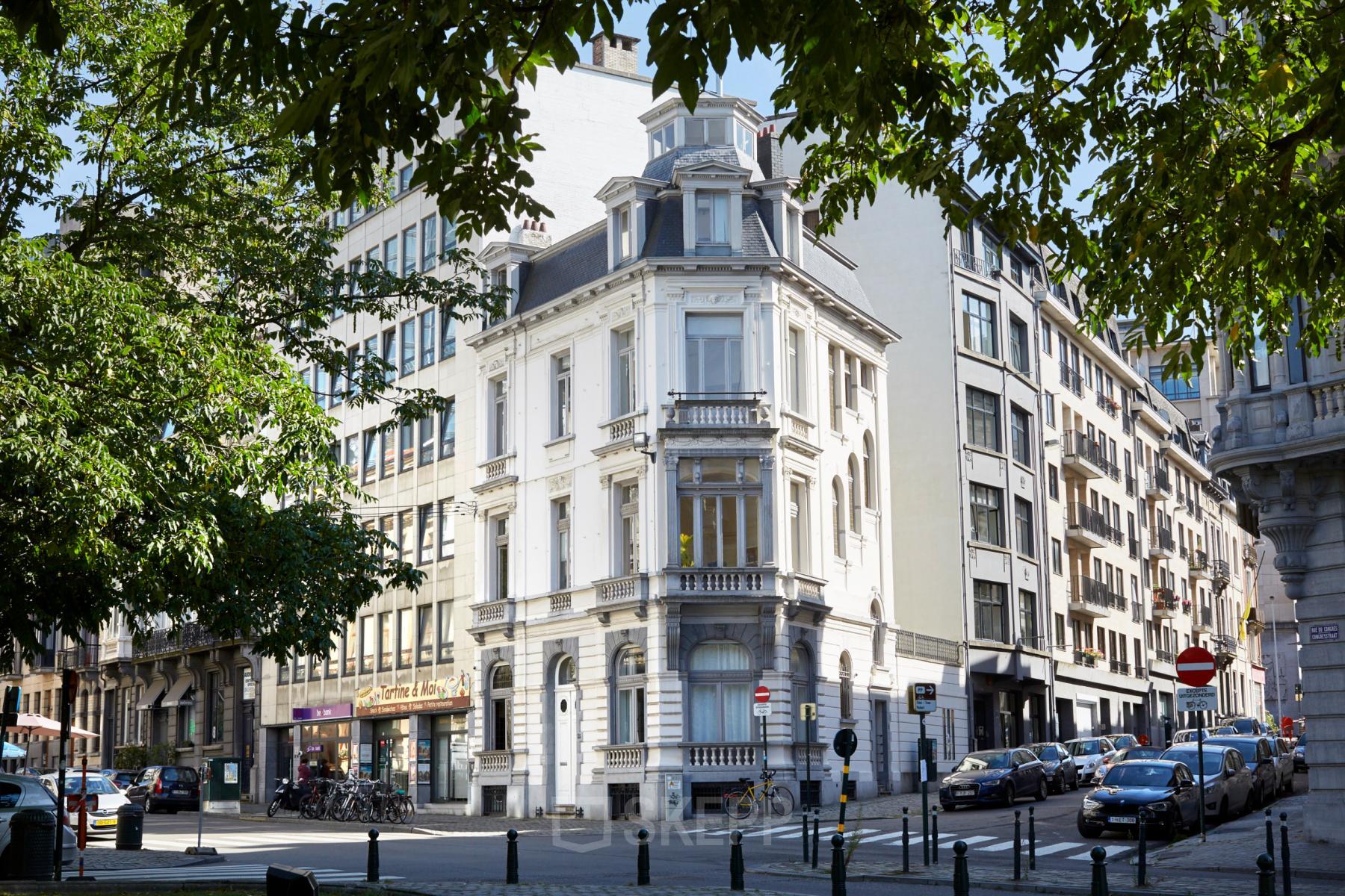 Prachtig historisch kantoorpand aan Rue du Congres 37 in Brussel, zeer centraal gelegen en ideaal voor kantoorruimte te huur.