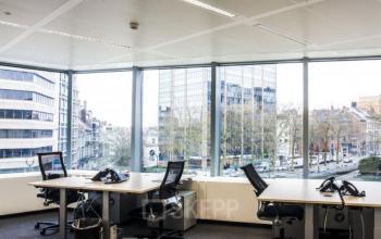 Gunstig gelegen kantoorruimte te huur op Louizalaan 480 in Brussel Elsene met grote ramen en uitzicht op de stad, uitgerust met bureaus en stoelen. Perfect voor professionals die kantoorruimte huren willen.