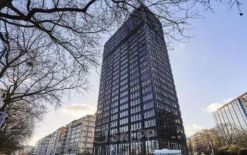 Hoog kantoor te huur aan de Louizalaan in Brussel Elsene, met indrukwekkende glazen gevel, ideaal voor wie kantoorruimte wil huren in het levendige stadscentrum.