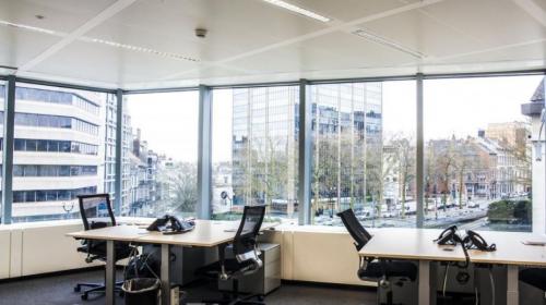 Gunstig gelegen kantoorruimte te huur op Louizalaan 480 in Brussel Elsene met grote ramen en uitzicht op de stad, uitgerust met bureaus en stoelen. Perfect voor professionals die kantoorruimte huren willen.