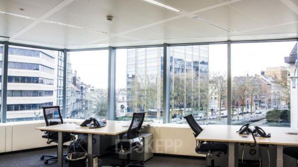 Gunstig gelegen kantoorruimte te huur op Louizalaan 480 in Brussel Elsene met grote ramen en uitzicht op de stad, uitgerust met bureaus en stoelen. Perfect voor professionals die kantoorruimte huren willen.