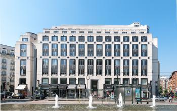 Kantoor te huur aan de Louizalaan 65 in Brussel Elsene, omringd door winkels en tegenover een levendig plein met fonteinen.