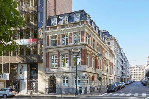 Kantoorruimte te huur op Louizalaan / Avenue Louise 367 in Elsene, Brussel. Het pand heeft een klassieke gevel en ligt in een zakelijke buurt.