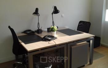 Twee werkplekken in een kantoor